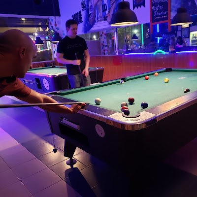 Tobias bar pool