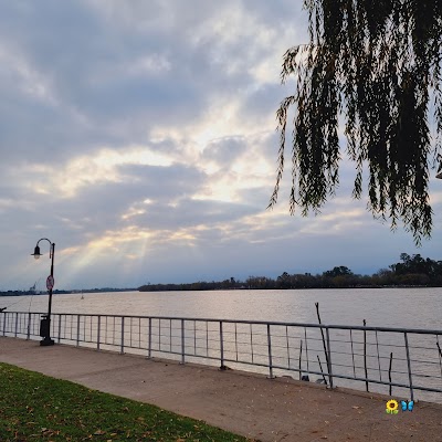 Paseo Costanera De Campana