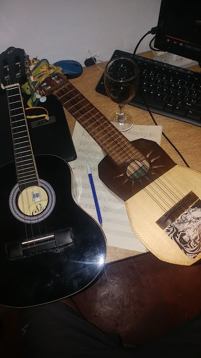 CLASES DE GUITARRA BAJO CANTO y UKELELE