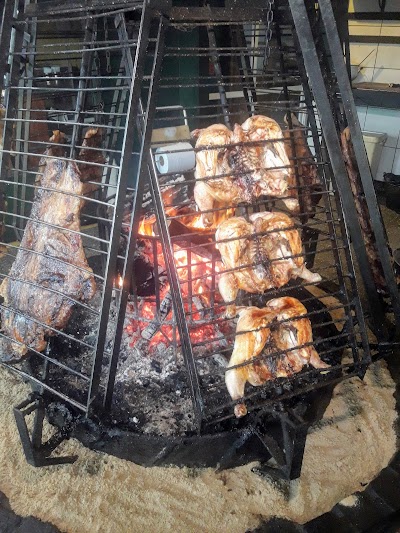 Los leños carnes asadas