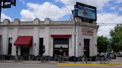 La Familia Resto-Bar