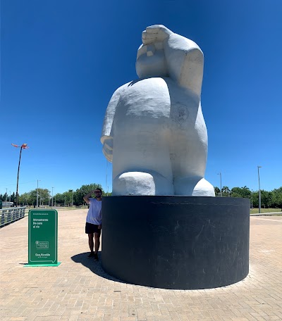 Estatua observando al horizonte