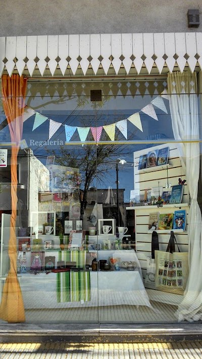 Presente´s Librería y Santería Católica, Regalería.