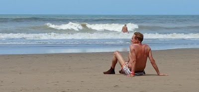 Hombre con medias en la playa